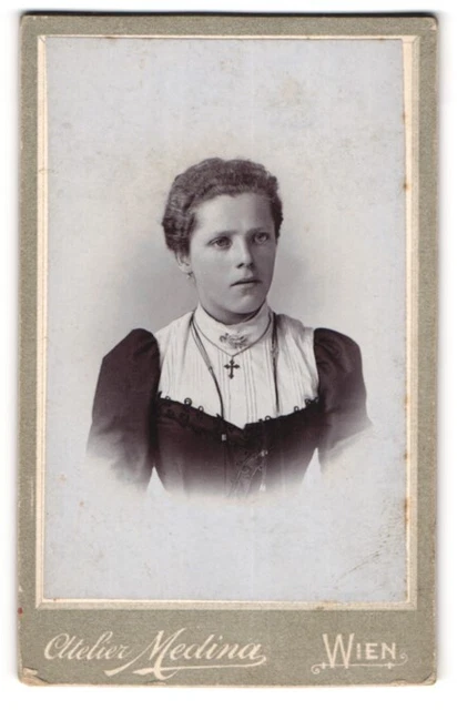 Photography Atelier Medina, Vienna, Erdbergstr. 41, young lady with collar brooch u