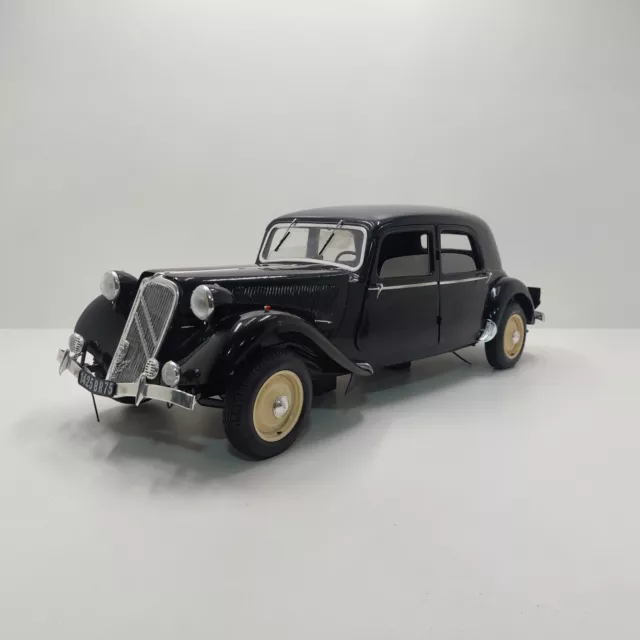 1/8 Heller maquette plastique montée Citroen 15 six traction avant