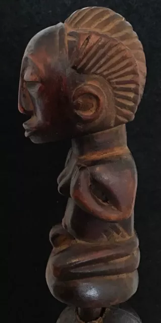 Rasselskulptur einer sitzenden Frau - Bemba Kultur - Holz - Congo DRC - ca 1900