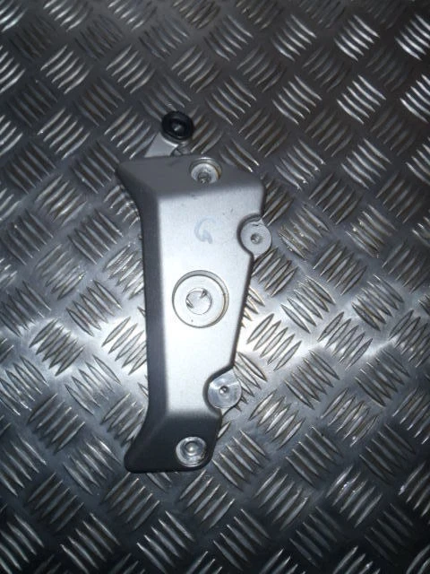 Honda CBF CB 600 F . Cache ALU Gauche d AXE de Bras Oscillant