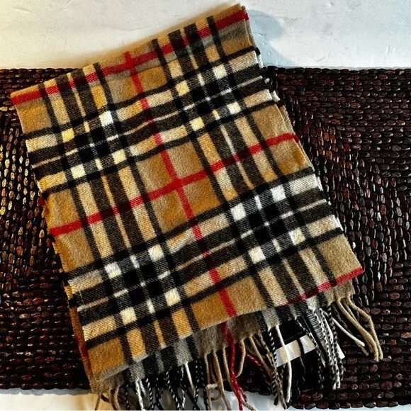 Burberry 100 store wool scarf
