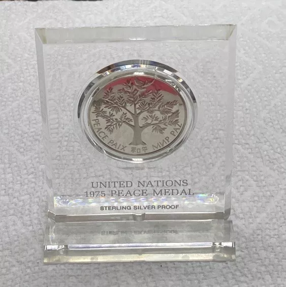1975 United Nations Peace Medal Sterling Silver Proof w/case