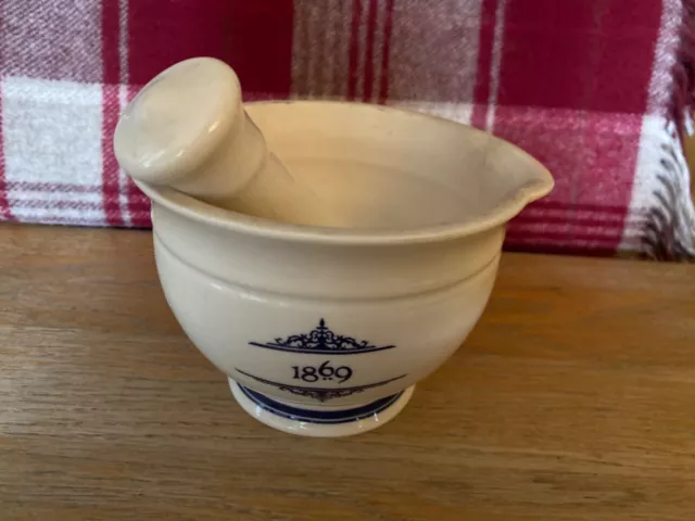 THE 1869 VITTORIAN POTTERY MORTAR AND PESTLE Crema + Blu — altro in lista