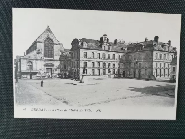 CPA 27 BERNAY - La Place de l'Hôtel-de-Ville