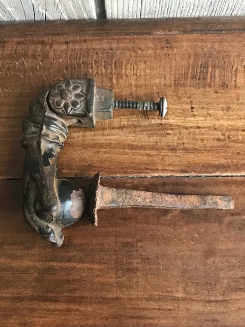 Ancien heurtoir de porte en fonte et son butoir