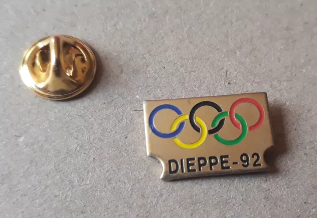 pin's JO Jeux Olympiques / Dieppe 92 (doré non signé) longueur: 2 cm