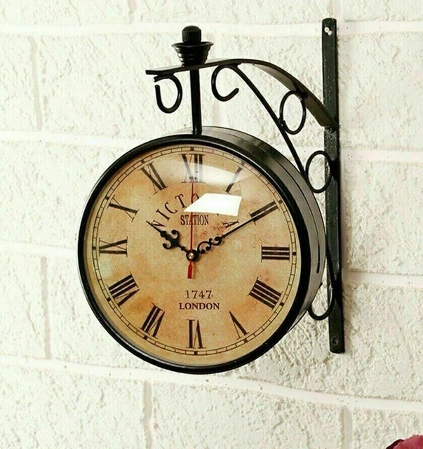 Antico orologio da parete in legno della stazione Victoria di Londra del...