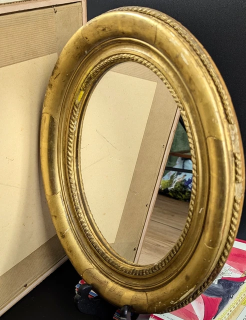 Miroir mural oval en bois doré