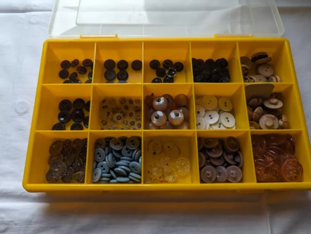 Lot  Konvolut vintage sehr alte Knöpfe Holz - Plastik - Stoff - versch. Farben