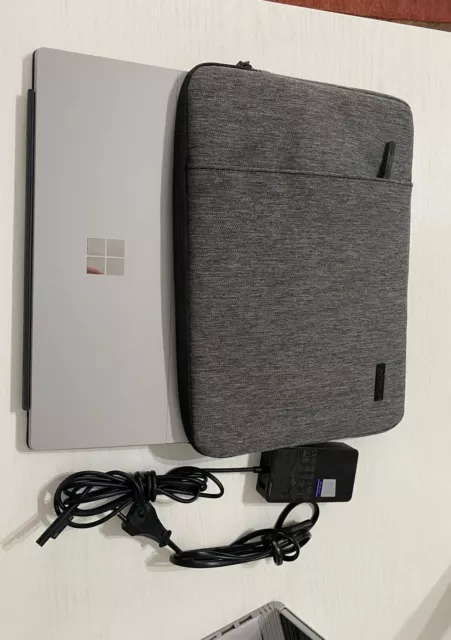 Microsoft Surface Pro 6, Win 11 Pro, inkl. Tasche und Ladegerät mit Netzteil