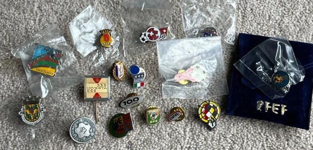 Collection of 16 assorted Football badges & pins, Overseas issues & similar