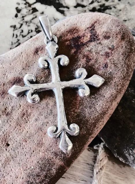 Im Ruhestand James Avery Fleur De Lis gehämmertes Kreuz Anhänger ORDENTLICHES Stück!