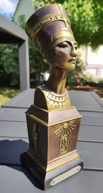 Ancien Buste artisanal de la reine Égyptienne Néfertiti en bronze doré. 20 cm