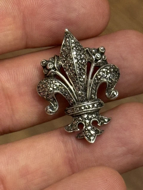 Broche Fleur De Lys En Métal Argenté - Vintage, Royaliste, Occasion