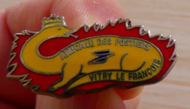 Rare Pin's Ptt La Poste Amicale Des Postiers Ville Vitry Le Francois Egf 2