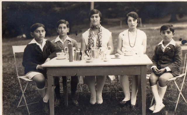 BM232 Carte Photo vintage card RPPC Groupe mode fashion table jardin