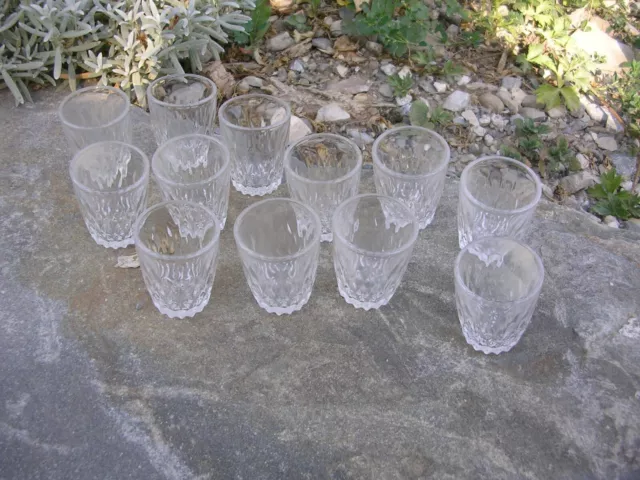 série de douze petits verres a liqueur anciens