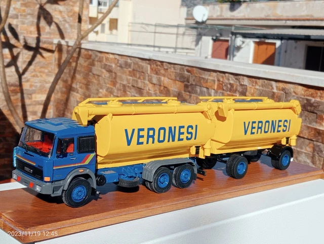 Camion militaire avec plateau bâché de couleur beige sable - IVECO
