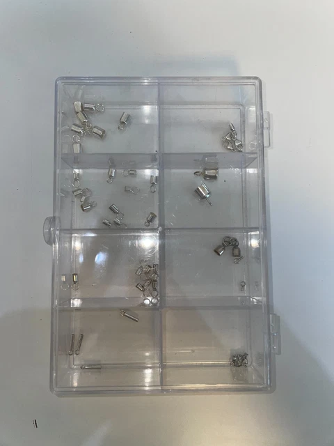 Plastikbox mit Schmuckzubehör aus Silber
