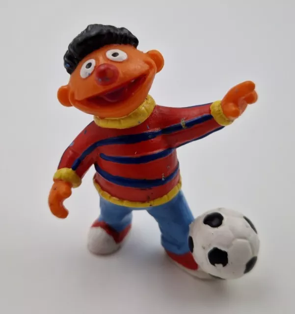 Bully Ernie mit Fußball Figur Henson Sammelfigur ca. 7cm Sesamstraße Vintage