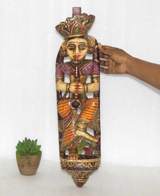 Vintage madera Rajasthani dama tocando un instrumento musical estatua...