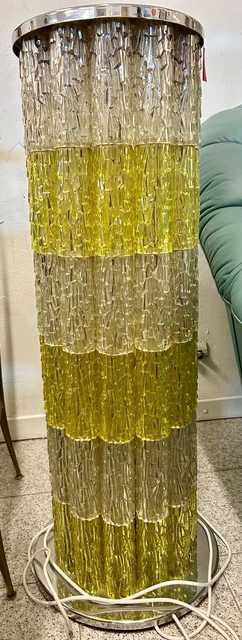 Lampada da terra anni 70 in acciaio cromato e plexiglass giallo e bianco