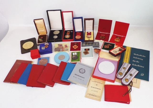 DDR Nachlass Abzeichen FDGB SED Mitgliedsbuch Wehrdienstausweis Neruda Duncker