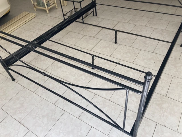 Ensemble Cadre de lit fer forgé et 2 tables chevet