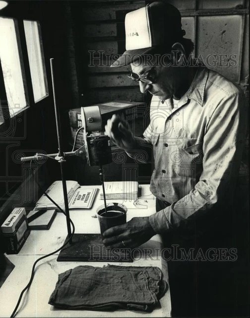 1988 Press Photo Robert Schnizka working at Delta Resins in Milwaukee