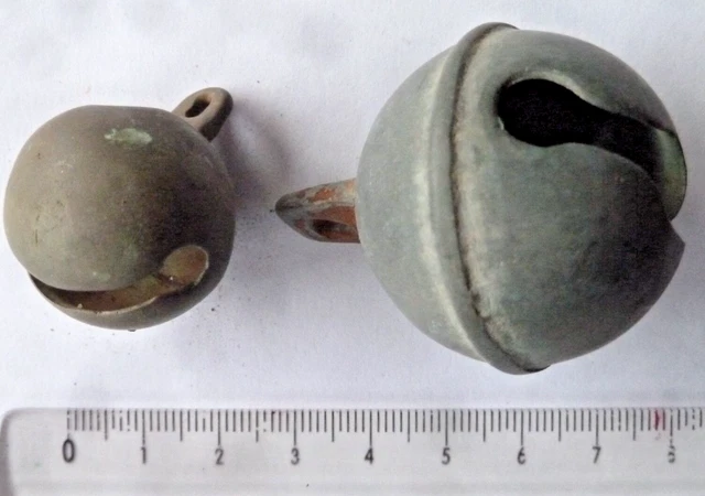 LOT DE DEUX pots à lait / brocs / récipients en cuivre et laiton