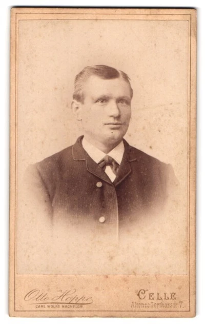 Fotografie Otto Hoppe, Celle, Altencellerthorstr. 7, Stattlicher Herr im Anzug