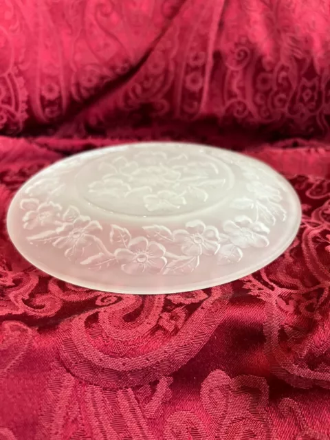 Vintage frosted glass luncheon plates: floral design (set of three) 3