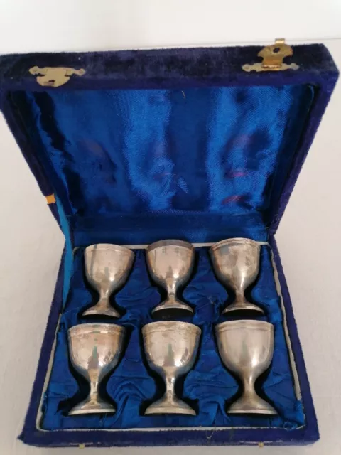 Utensili da cucina grazioso Set di sei Portauovo di metallo Vintage h. 6 cm