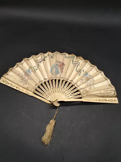 Ancien éventail XVIIIe ou XIXe siècle corne doré et soie peinte décor galant
