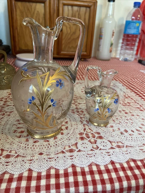 BELLE PETITE CARAFE OU VINAIGRIER EN VERRE souffle EMAILLE-DECOR aux bleuets