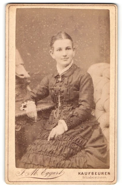 Fotografie F. M. Eggart, Kaufbeuren, Portrait lächelndes hübsches Fräulein im e