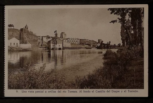 2085.-SALAMANCA -Una vista parcial a orillas del río Tormes. Al fondo el Castill