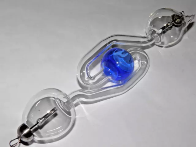 Geissler Röhre tube 18cm Farbglas blau tube Kugel mäander Lutz Neumann auction