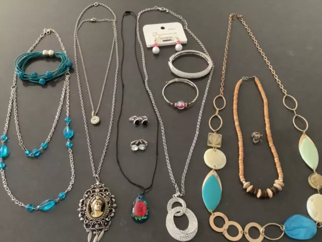 Vintage Costume JEWELLERY Bulk Lot Necklaces Pendants Earrings  FREE POST