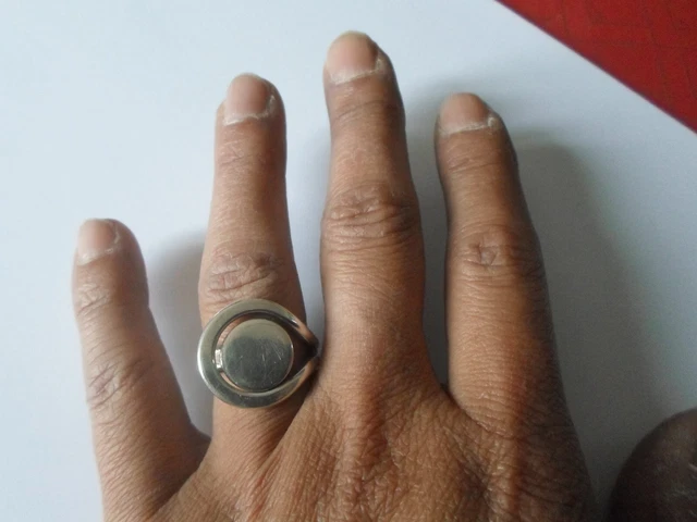 Lot de Bague ornée d'un camée figurant un profil de femme. Monture en