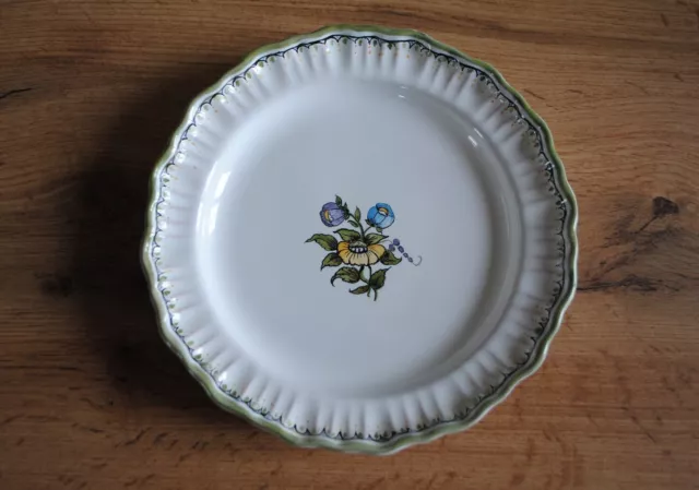 Une Magnifique Assiette  A Suspendre En Faience De Moustiers Signe Lallier