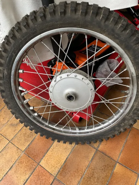 Vorderrad Felge mit altem Reifen Suzuki TS 250