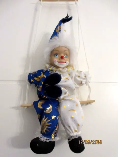 Marionette, Clown, Harlekin auf Schaukel zum Aufhängen