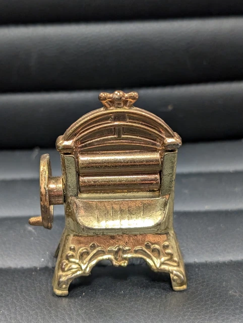 Une Porte Fenêtre Cintrée En Plastique Isolé Sur Blanc. 3D Illustration