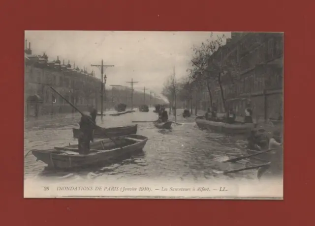 Inondations de PARIS - Janvier 1910 - Sauveteurs à Alfort (i 8059)