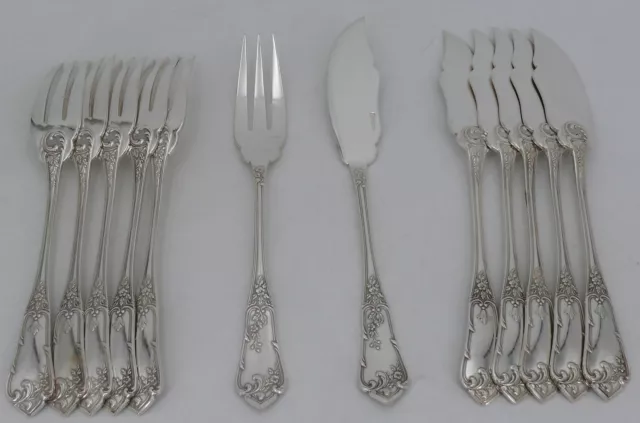 Boulenger modèle Louis XV Floral, 6 couverts à poisson, 12 pièces métal argenté.