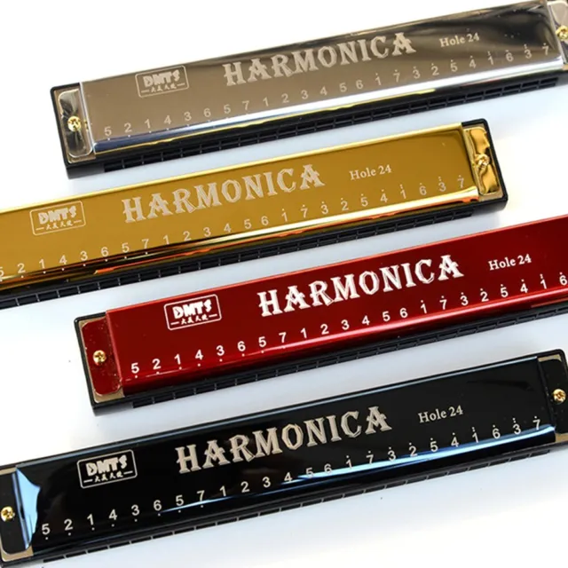 L'harmonica Se Trouve Sur Une Surface En Miroir Instrument à Vent De  Musique Classique
