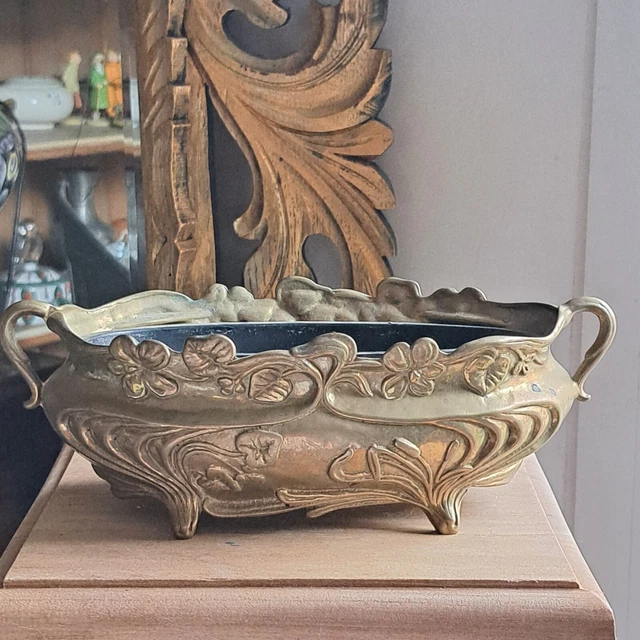 Jardinière Ancienne En Laiton Repoussé – Décor Floral, Pattes De Lion Et Poignées