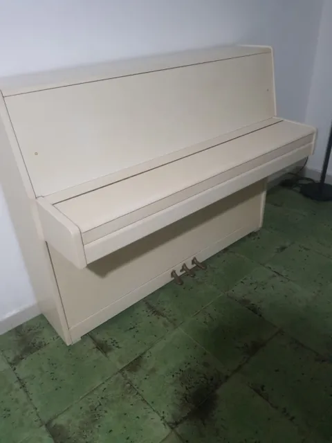 pianoforte verticale usato di colore bianco