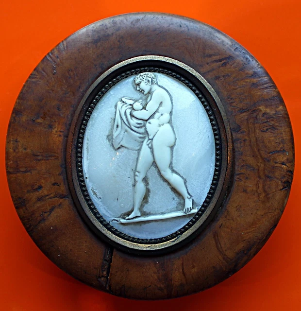 Empire-Deckeldose um 1800 - Nussbaum mit eingefügter Gemme im Deckel